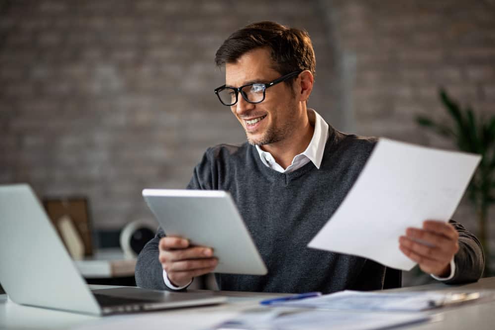 A man working in front of his laptop.